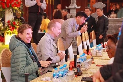 Nhiều thực khách trong và ngoài nước hồ hởi thưởng thức phở cùng tương ớt CHIN-SU
