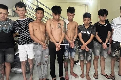 Rao tuyển 'việc nhẹ, lương cao' rồi ép làm nhân viên karaoke thoát y
