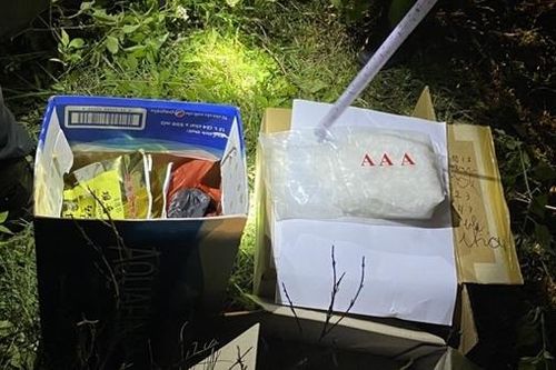 Kiểm tra ô tô trong đêm, lộ ra 2 kg 'hàng trắng'