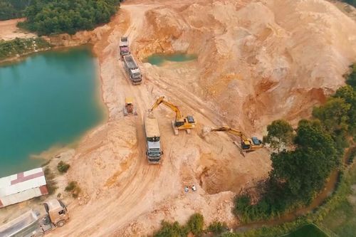 Đường đi kỳ lạ của xe khai thác đất, náo loạn làng quê ở Vĩnh Phúc