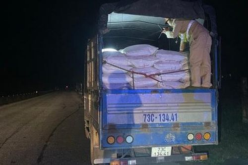 Thu giữ 8 tấn đường nhãn hiệu nước ngoài không chừng từ