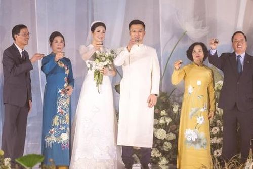 Biệt thự bề thế, chuẩn nhà giàu của gia đình hôn phu Hoa hậu Ngọc Hân tương đồng phong cách sống của ngôi nhà nàng hậu tự thiết kế