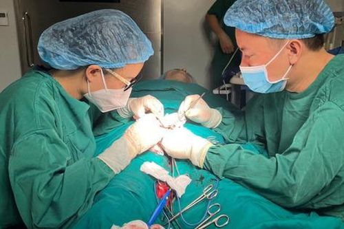Vi phẫu tìm thấy tinh trùng cho nam thanh niên từng mắc quai bị