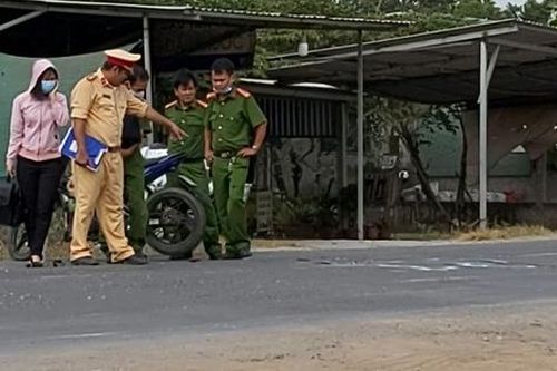 Người phụ nữ mang thai đi bộ sang đường bị xe máy tông tử vong