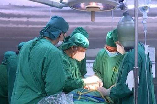 Ghép xương sụn sườn tự thân cho nam thanh niên bị gãy lồi cầu cao xương hàm dưới