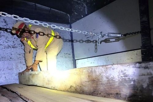 Quảng Nam: Phát hiện xe tải chở 46 phách gỗ không rõ nguồn gốc