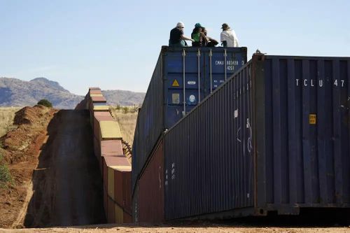 Tranh cãi 'bức tường' container dựng dọc biên giới Mỹ - Mexico
