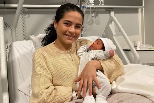 Sinh con trên máy bay vì không biết mình mang thai