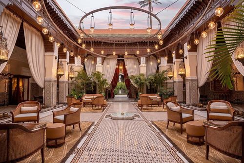 Không khí cổ tích trong các khách sạn ở thành phố đỏ của Morocco