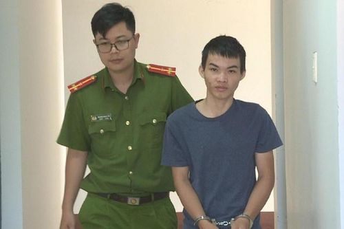 Con trai đâm chém cha trọng thương