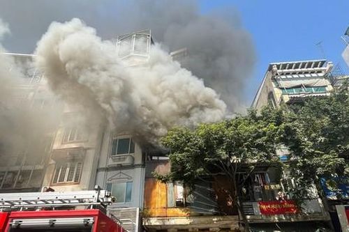 Hà Nội: Cháy lớn tại cửa hàng khung tranh trên phố Hàng Bông