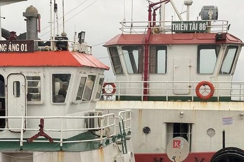 Cứu 7 ngư dân rơi xuống biển