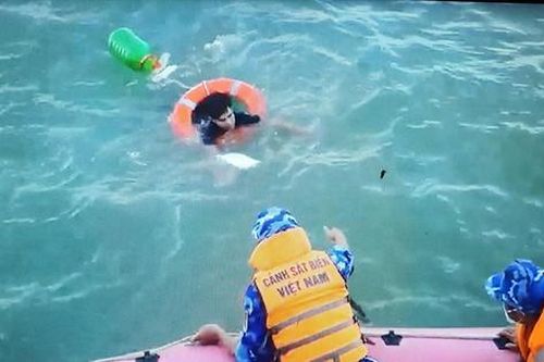 Hé lộ góc khuất cò ngư dân đi biển: Người bán vé số trôi giữa đại dương