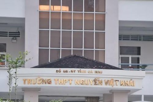 Nam sinh ở Cà Mau bị chém nhiều nhát gần cổng trường