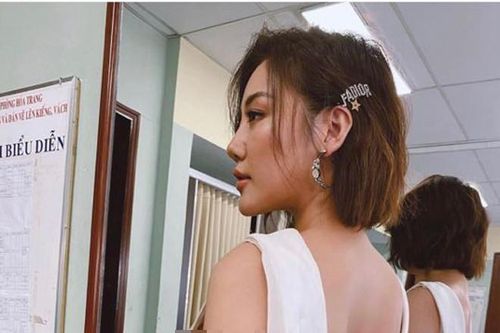 Văn Mai Hương lại diện váy mạo hiểm khoe dáng đẹp