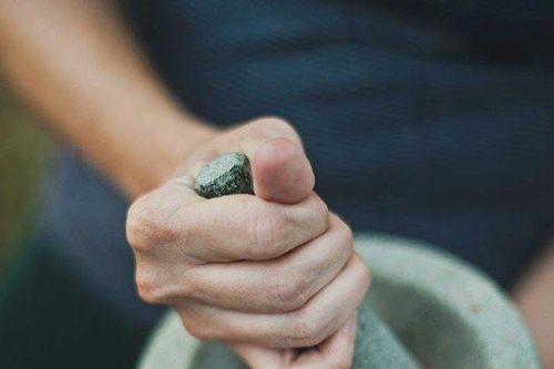 Trẻ nguy kịch, phải thay thận vì bố mẹ tự điều trị bằng thuốc nam