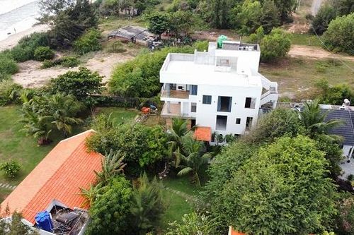 Phan Thiết: Biệt thự xây không phép giữa khu dân cư lụp xụp, tồi tàn