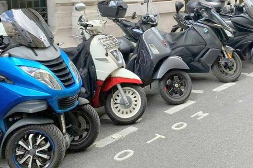 Paris thu phí đỗ xe máy chạy xăng, miễn phí với xe điện
