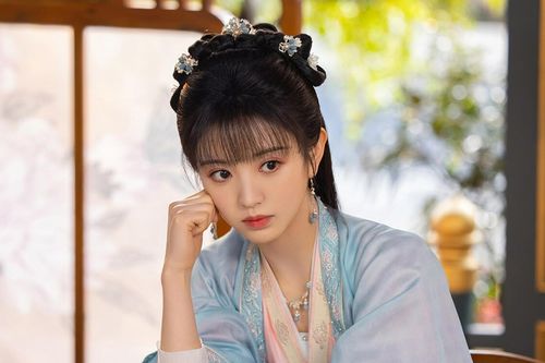 Sao nữ 'đang lên' bị chỉ trích vì 'đá xéo' đàn anh