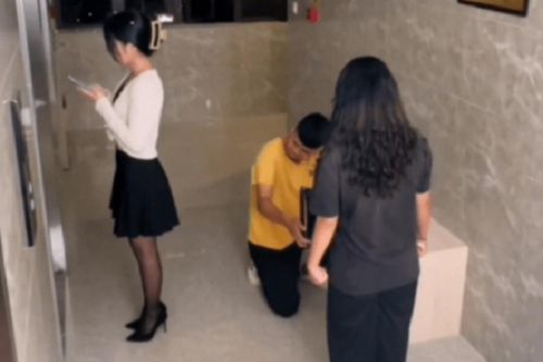 Quỳ gối cầu hôn bạn gái, chàng trai nhận về toàn lời chửi mắng, đánh đập vì một 'cử chỉ lạ'