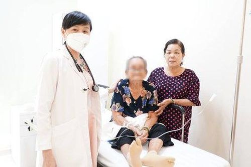 Cứu cụ bà bị xuất huyết tiêu hóa nặng, phải truyền máu liên tục