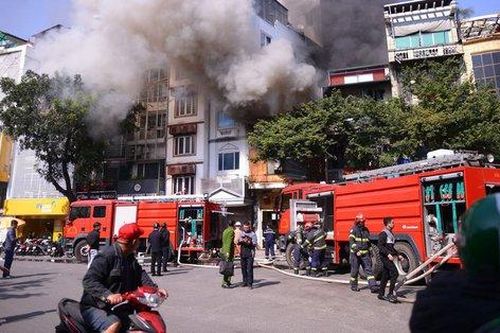 Hà Nội: Cháy lớn tại ngôi nhà 3 tầng trên phố Hàng Bông