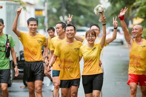 Chàng trai Hội An đội mưa chạy 30 km cầu hôn bạn gái