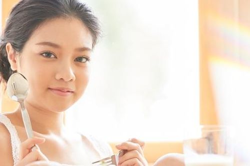 Nhìn mâm cơm ở cữ mà mẹ chồng nấu, tôi thương bà quá đỗi
