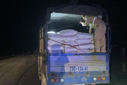 Quảng Bình: Bắt giữ, xử lý vụ vận chuyển 8 tấn đường lậu