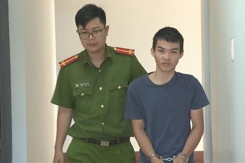 Nghịch tử dùng dao sát hại cha ruột ra đầu thú