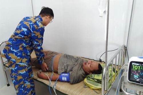 Bệnh xá đảo Sinh Tồn kịp thời cấp cứu ngư dân đột quỵ