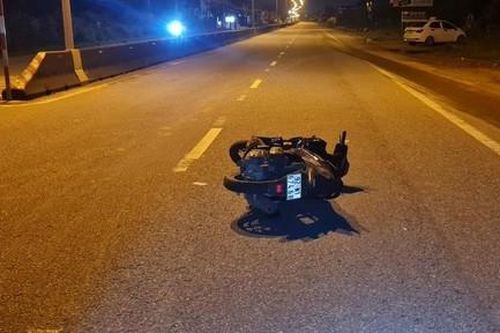 Xe máy tông dải phân cách và trụ điện, 2 thanh niên tử vong