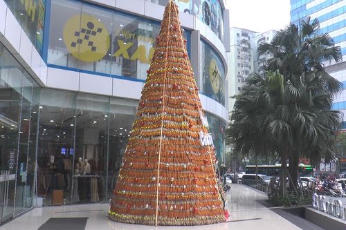 Cây thông Noel cao 12m làm từ 8.000 bắp ngô ở Hà Nội
