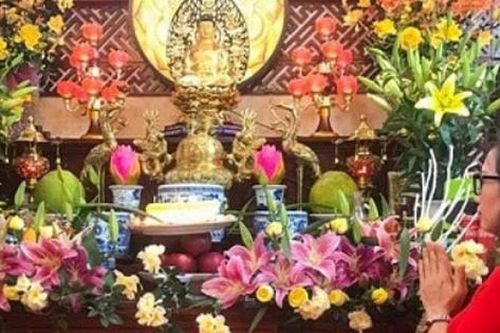 Cần bao nhiêu bông hoa tươi cắm trên ban thờ để được may mắn, bình an?