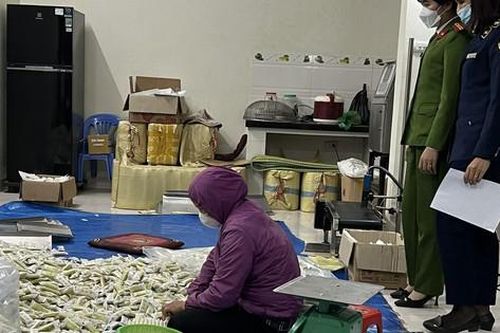 Hà Nội: Phát hiện xưởng sản xuất bánh gạo giả nhãn hiệu Nhật Bản