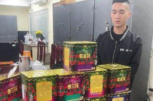 Bắt đối tượng gom pháo từ các đầu mối để bán kiếm lời dịp Tết