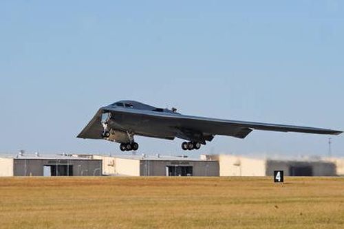 Máy bay ném bom tàng hình B-2 Spirit Mỹ bốc cháy khi hạ cánh