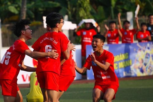 Hình ảnh loạt trận 15h30 ngày 14-12