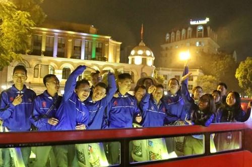 300 đại biểu TNCS Hồ Chí Minh thăm quan Hà Nội bằng xe buýt 2 tầng