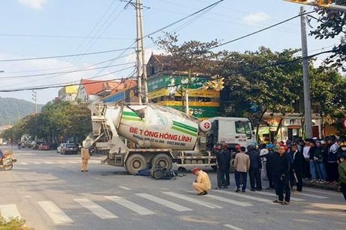 Xe bồn chở bê tông đâm xe máy, 1 người tử vong