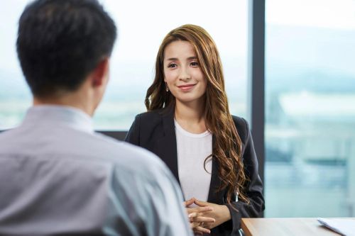 Công ty ở Trung Quốc chỉ tuyển những cô gái đẹp để rót nước, pha trà
