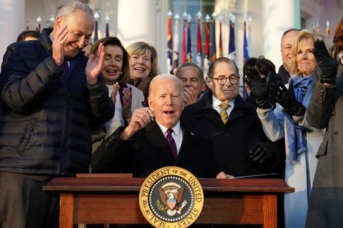 Tổng thống Biden ký đạo luật cột mốc về hôn nhân đồng giới