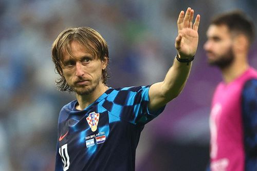 CĐV Argentina vỗ tay khi Modric rời sân