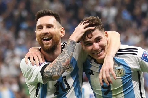 Julian Alvarez - từ tấm ảnh với Messi đến người hùng Argentina