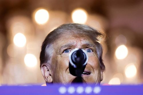 Sách về ông Trump 'đắt như tôm tươi'