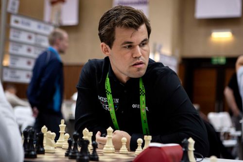 'Vua cờ' Carlsen thắng đậm đối thủ ở Speed Chess
