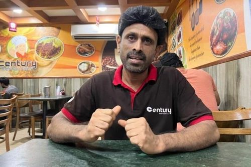 Người bồi bàn ở Qatar được gọi là 'từ điển' World Cup