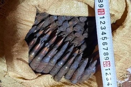 Giấu thuốc nổ cùng hàng trăm viên đạn trong vườn