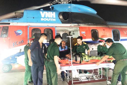 Đưa ngư dân bị đột quỵ từ huyện đảo Trường Sa về đất liền điều trị