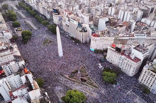 Người dân Argentina tưng bừng ăn mừng đội nhà vào chung kết World Cup